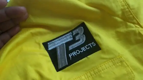 Broderie sur tenue de travail